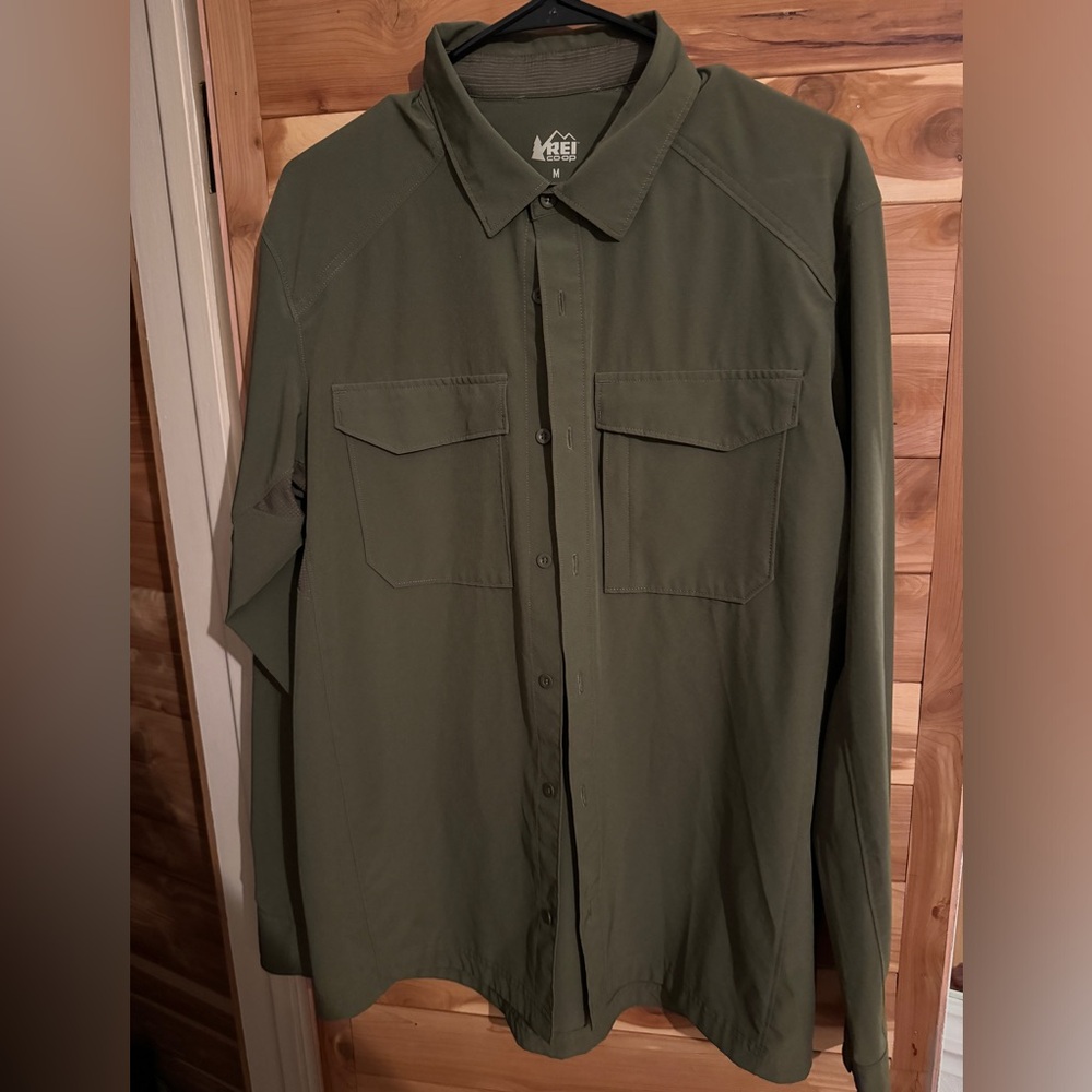 REI Co-OP Green Travel Button-Up “safari” shirt. Medium